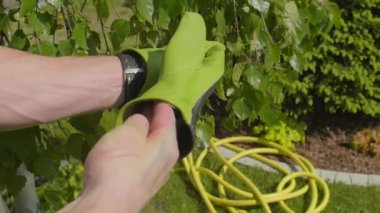 Bahçe onun kaldırma bahçıvan Closeup ağır çekim eldiven