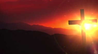 İsa'nın eski tahta haç çölde doğal günbatımı sırasında ışık. Christian Cross günbatımı arka plan animasyon