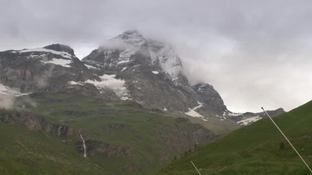 Montanha Matterhorn Dos Alpes Que Atravessa Principal Bacia Hidrográfica Fronteira — Vídeo de Stock