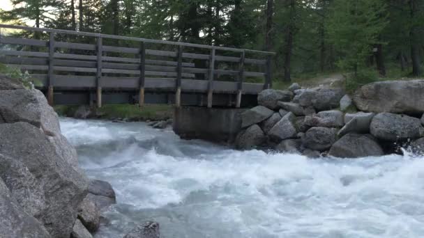 Alpine Berg Rivier Houten Brug — Stockvideo