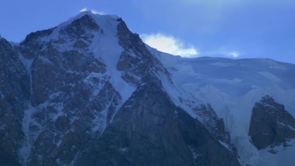 雪に覆われたモン ブラン山塊ピーク クローズ アップ — ストック動画