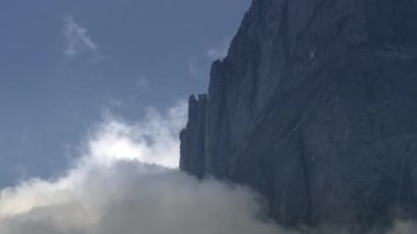 Bulutlu dramatik Mountain Side