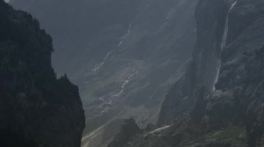 Gorge, şelaleler ve dağ yakınındaki Grindelwald, İsviçre