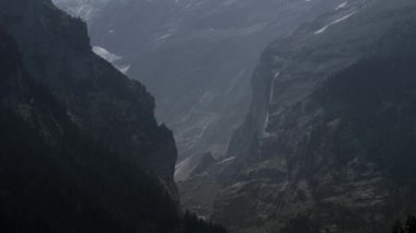 Gorge, şelaleler ve dağ yakınındaki Grindelwald, İsviçre