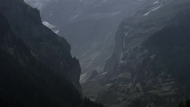 渓谷と滝 山脈付近のグリンデルヴァルト スイス — ストック動画