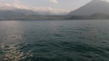 Jungfrau bölgesinde doğal Lake Thun. Interlaken, İsviçre