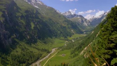Staniskabach ve Grossglockner bölge Avusturya Alpleri'nde, Europe. Yaz dağ manzarası