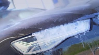 Araba yıkama. Ağır çekimde modern araç temizleme