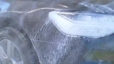 Araba yıkama. Ağır çekimde modern araç temizleme