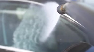 Araba yıkama. Ağır çekimde modern araç temizleme