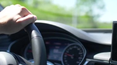 Modern arabayı. Kokpit görünümü. Direksiyon simidi portre,