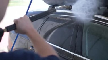 Beyaz erkekler onun araba yıkama ve çatı kargo kutusu
