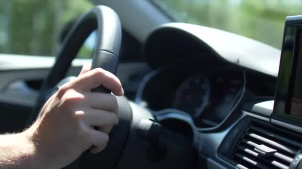 Ευτυχισμένος Χαλαρή Οδηγός Ακούγοντας Μουσική Και Χέρι Του Κινείται Στο — Αρχείο Βίντεο