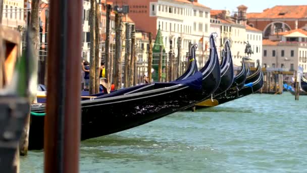 Swinging Venetian Gondolas Venice Italy Primer Plano Vídeo Cámara Lenta — Vídeo de stock