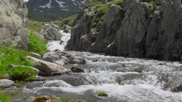 瑞士阿尔卑斯山的山溪慢动作 圣伯纳德山口 — 图库视频影像