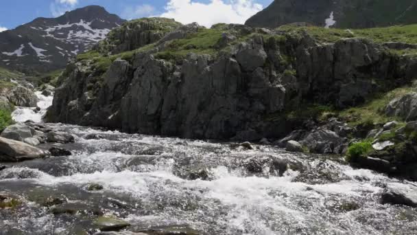 Горный Поток Швейцарских Альпах Медленном Движении Великий Сен Бернардский Перевал — стоковое видео