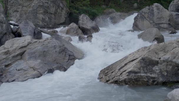 Mountain River Large Boulders Scenic River Slow Motion — Stock Video