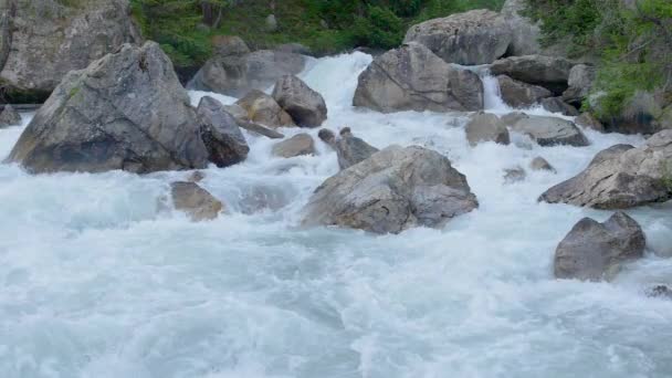 Água Primavera Vindo Perto Mont Blanc Geleiras Maciças Mountain River — Vídeo de Stock
