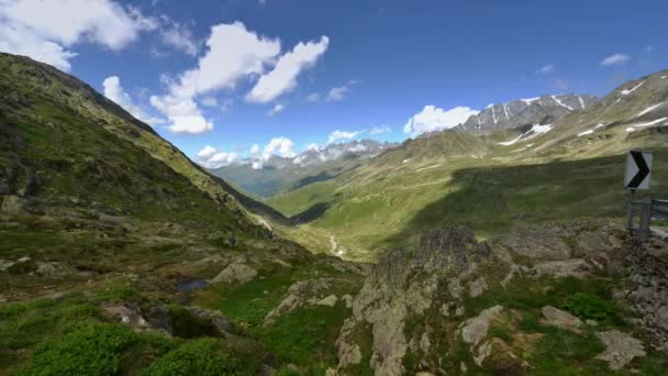 Natursköna Timelapse Rörliga Moln Över Slingrande Vägen Till Great Bernard — Stockvideo