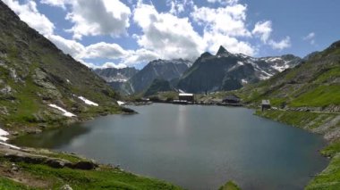 İsviçre'deki büyük St Bernard Pass Road. İtalya ve İsviçre sınır. Timelapse Video