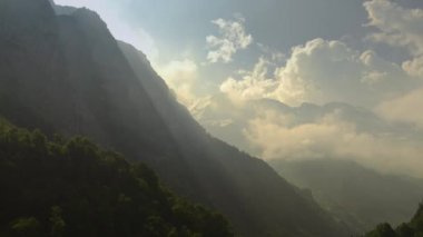 Zaman atlamalı doğal kayalıklarla ve İsviçre Jungfrau bölgesindeki dağlar