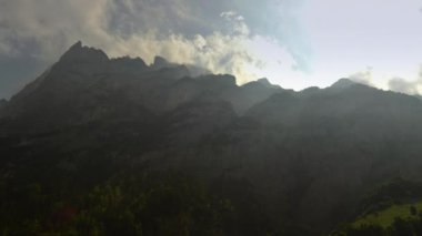 Doğal kayalıklarla ve İsviçre Jungfrau bölgesindeki dağlar. Timelapse Video