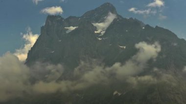 Bulutlar Jungfrau bölge tepe etrafında hareket. Timelapse Video. İsviçre alp sahne