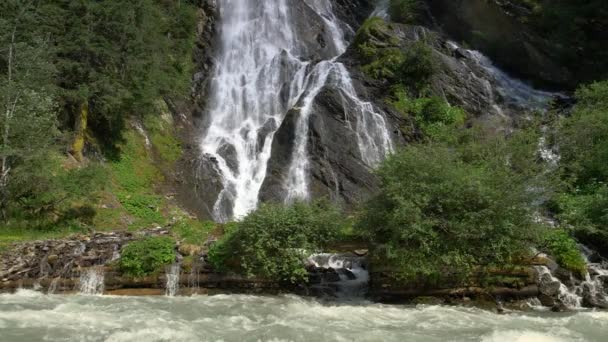 風光明媚な高山滝のクローズ アップ スローモーションで風光明媚な山川 — ストック動画