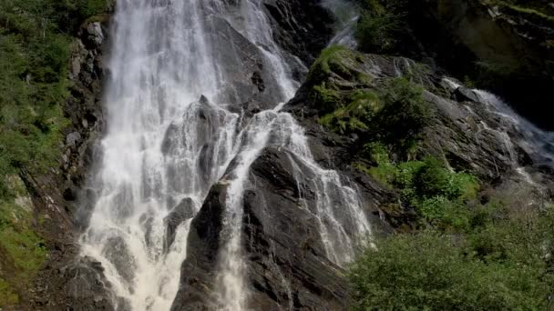 Scenic Mountain Rivier Slow Motion Close Van Schilderachtige Alpen Waterval — Stockvideo