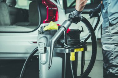 Modern araba iç temizlik. Otomatik hizmet çalışan ticari kalite Vakum elinde. Otomotiv Tema.