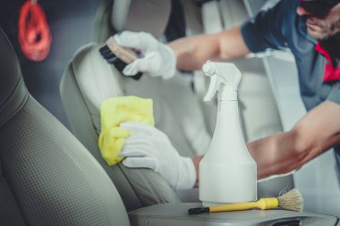 Beyaz erkekler araba iç temizlik. Profesyonel detaylı araç bakım.