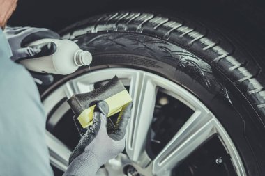 Modern araba lastikleri ve alaşım bakım. Detaylı araç temizleme servisi. Otomotiv kavramı.