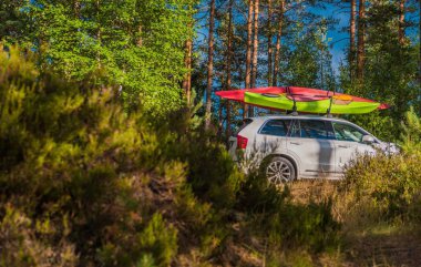 Tatil seyahat Kayaks ile. İki büyük kayaklar üzerinde Port Bagaj ile spor programı araç. Yaz eğlence Tema.