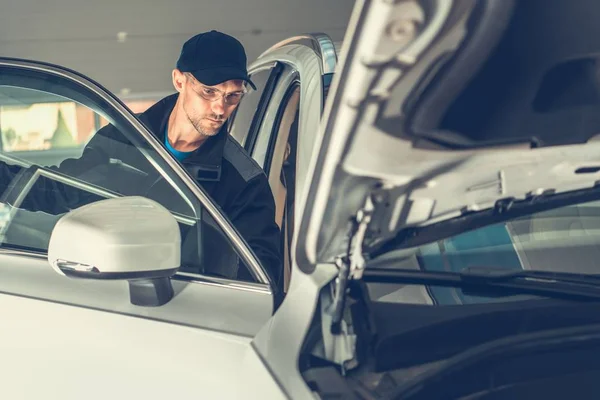 Mitarbeiter Der Kaukasischen Kfz Werkstatt Bereiten Sich Auf Die Wartung — Stockfoto