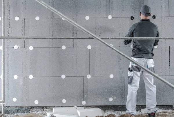 Trabalhador Construção Caucasiano Instalando Poliestireno Grafite Moldado Isolamento Casa — Fotografia de Stock