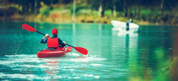 Lac Glaciaire Pittoresque Kayak Sportif Caucasien Dans Kayak Sur Eau — Photo