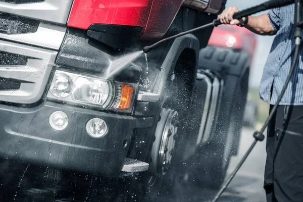 Semi Truck Pressure Washing Caucasian Trucker Automotive Transport Industry — Stock Photo, Image