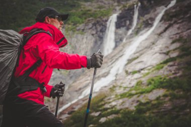 Beyaz Hiker onun 30s bir dağ izinde. Açık rekreasyon Tema.