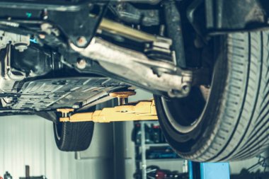 Otomatik hizmet modern arabaya. Araç onarım profesyonel makinist tarafından bekleyen bir Asansör. Otomotiv Sanayi.