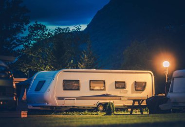 Modern seyahat karavan ve kamp. Tatil kamp ve Rving.
