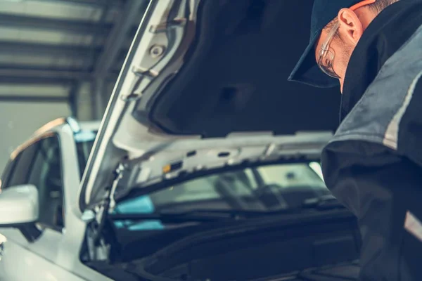 Auto Mecânica Tempo Reparação Técnico Automotivo Caucasiano Olhando Sob Capa — Fotografia de Stock