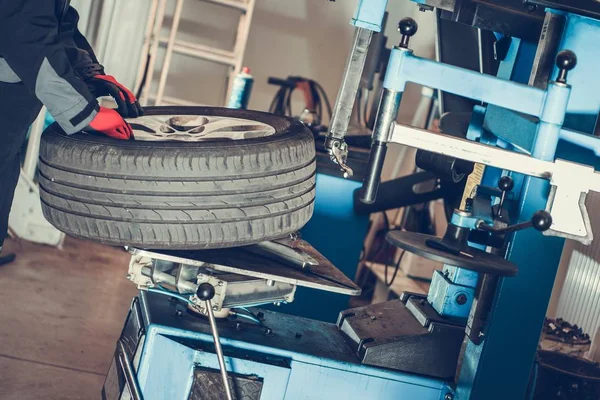 Manutenzione Ruote Auto Cambiamento Stagionale Degli Pneumatici Dei Veicoli Industria — Foto Stock