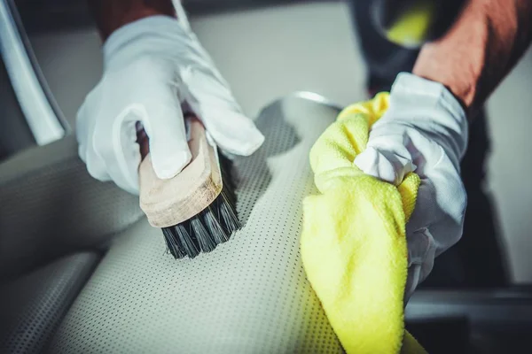 Lederen Autostoelen Schoonmaken Door Het Borstelen Professionele Voertuig Schoonmaak Service — Stockfoto