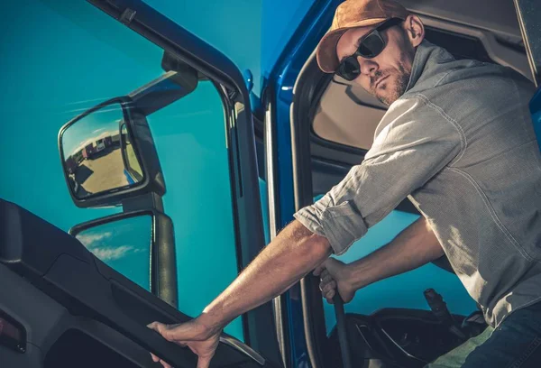 Industria Del Transporte Semi Truck Driving Conductor Caucásico Sus Años — Foto de Stock