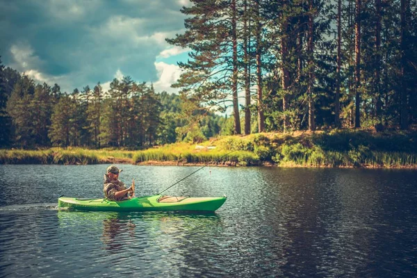 白种人30多岁的时候从皮划艇上钓鱼湖娱乐时间 — 图库照片