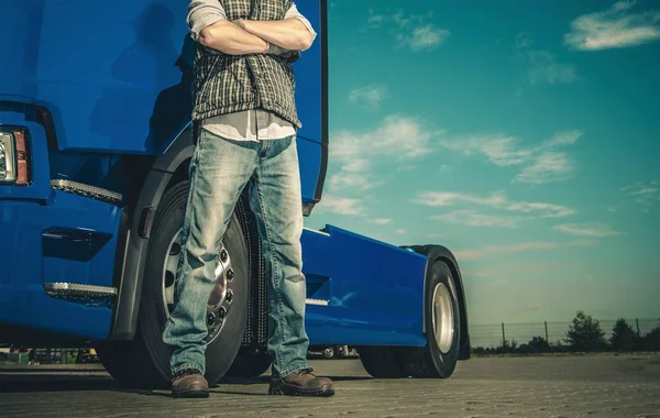 Sattelschlepper Und Fahrer Stolzer Kaukasischer Trucker Mit Verschränkten Händen Automobilindustrie — Stockfoto