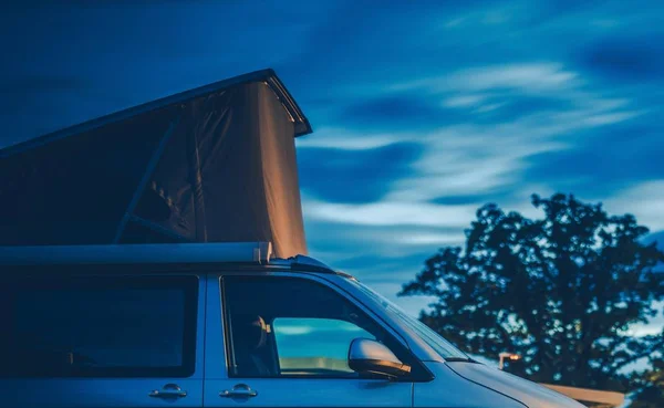 Στέγη Κορυφαία Σκηνή Κάμπινγκ Σύγχρονη Σκηνή Για Camper Van Ταξιδιωτική — Φωτογραφία Αρχείου