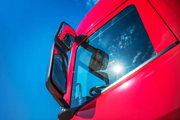 Red Modern Semi Truck Cabin Primer Plano Industria Camiones Concepto —  Fotos de Stock