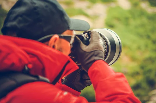 Tele Naturfotografie Kaukasischer Profifotograf Mit Großem Super Teleobjektiv Digitalkamera Befestigt — Stockfoto