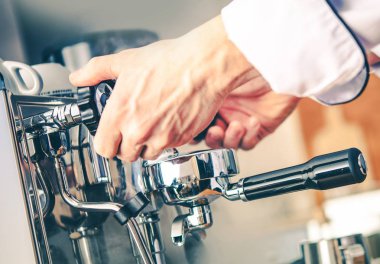 Klasik tarzda kahve makinesi kullanarak taze Espresso kahve Barista.